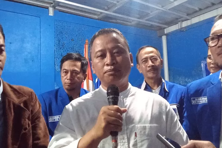 Sekda Kota Depok, Supian Suri saat mendaftarkan diri sebagai Calon Walikota Depok di Kantor DPD PAN Kota Depok. (ARNET KELMANUTU/RADAR DEPOK)