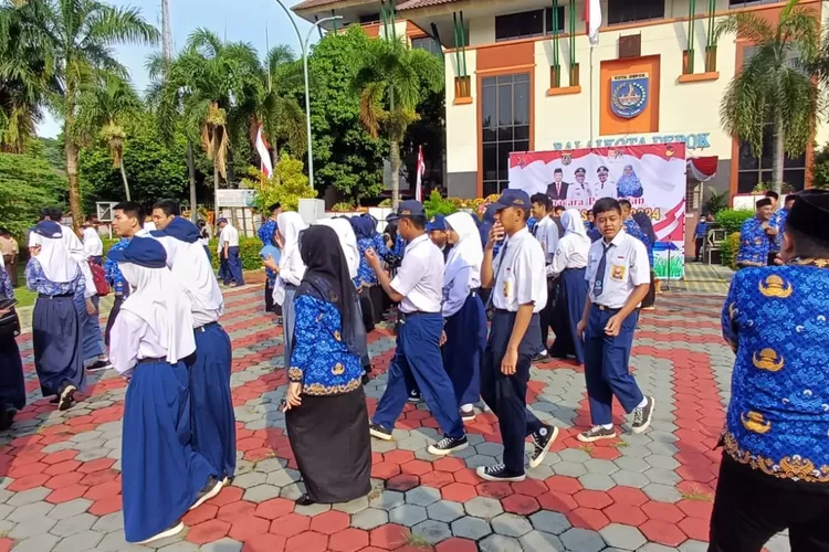 Suasana saat guru, pelajar, dan pemerintah usai melangsungkan Apel Hardiknas 2024 di lingkungan Balaikota Depok (ANDIKAEKA/RADARDEPOK)