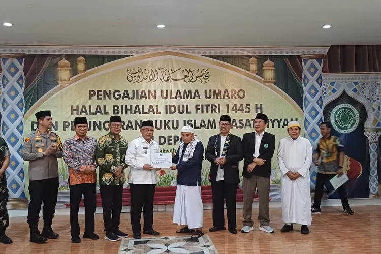 Penyerahan dana operasional oleh Walikota Depok, Mohammad Idris, kepada MUI Kota Depok, Ahmad Dimyathi Badruzzaman. (ANDIKA EKA/RADAR DEPOK)