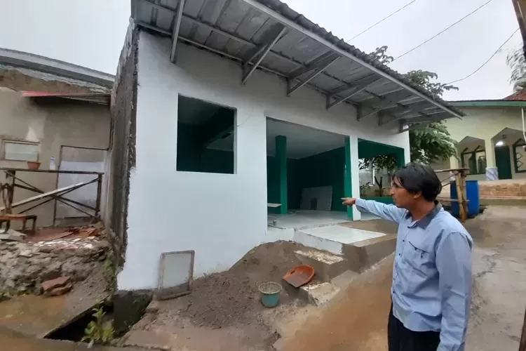 GEDUNG : Ketua RW4 Rangkapanjaya menunjukan prosesi rehab Gedung Posyandu Rambutan B yang terletak di wilayah RT3/4 Rangkapanjaya, Pancoranmas, Kota Depok, Kamis (1/2). (DOKUMEN RADAR DEPOK)