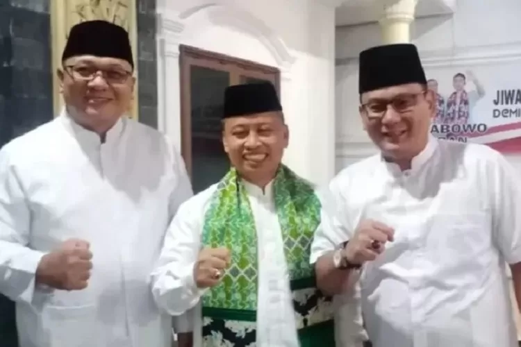 Sekda Kota Depok, Supian Suri saat menunjukan kekompakannya dengan Ketua DPC Partai Gerindra Kota Depok, Pradi Supriatna. (ISTIMEWA)