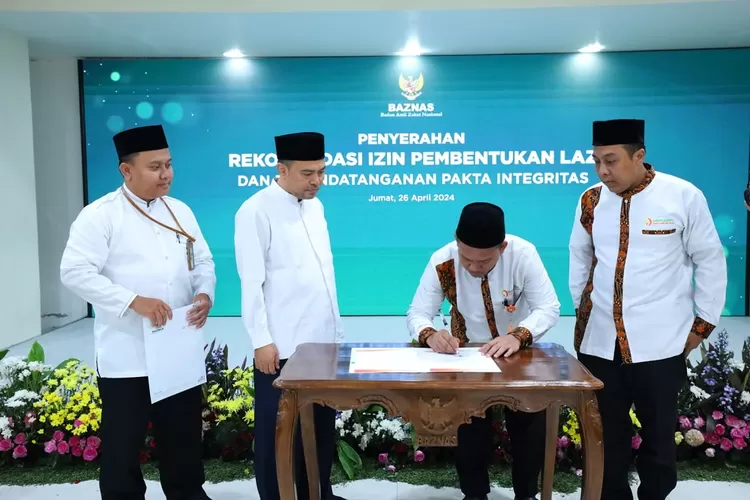 Ketua Yayasan Dompet Yatim Dhuafa Muhamad S.E, dan KH Achmad Sudradjat, LC, M.A. CFRM sebagai Pimpinan Baznas RI Bidang Kordinasi Nasional melakukan penandatanganan Pakta Integritas. (ISTIMEWA)