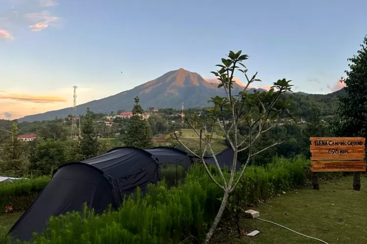 Keindahan Gunung Salak di Bukit Bena Camping Ground Bogor (Instagram/@bukitbenaofficial)