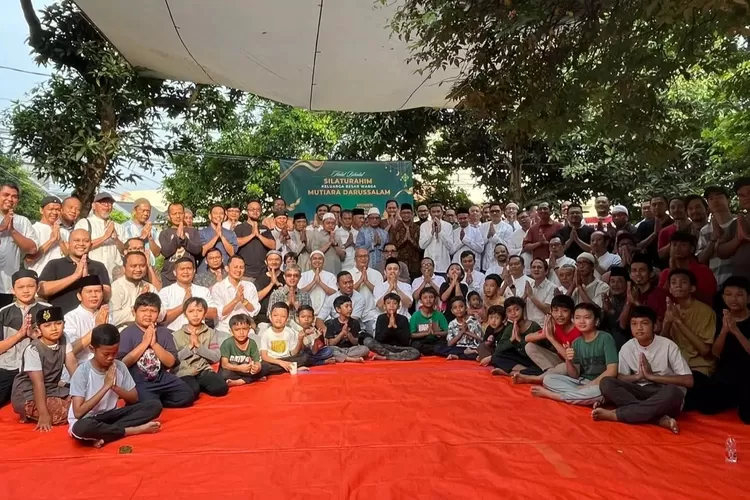 Suasana Wakil Walikota Depok, Imam Budi Hartono menghadiri halalbihalal RW 21 Perumahan Mutiara Darussalam, Kecamatan Panmas, Rabu (1/5). (PEMKOT DEPOK)