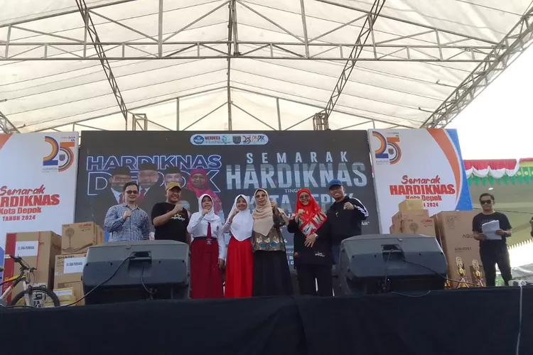 Sekda Kota Depok, Supian Suri, dan Walikota Depok, Mohammad Idris saat berinteraksi dalam Semarak Hardiknas 2024 di Alun Alun Kota Depok, Kecamatan Cilodong, Sabtu (4/5).  (GERARD SOEHARLY/RADAR DEPOK)