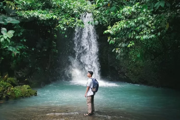Pesona air biru di Curug Cipondok Subang  (Instagram/@alipermanaa_ )