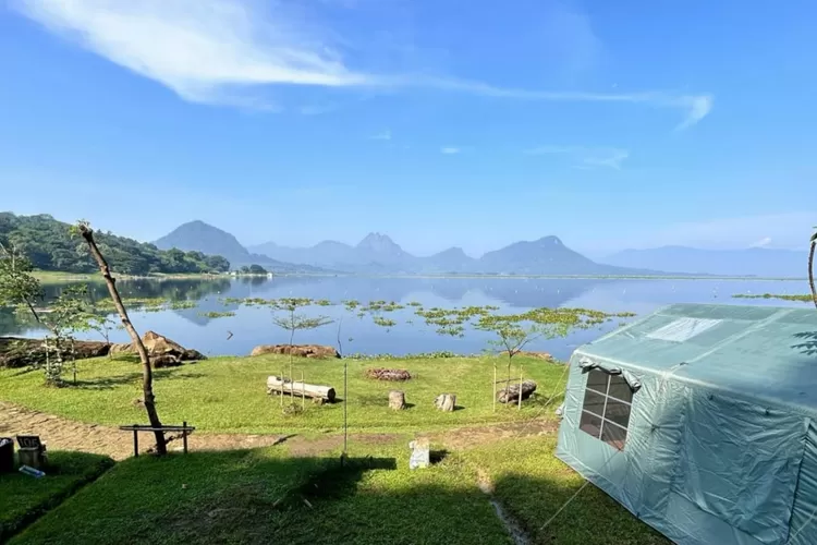 Suasana tempat camping di CampX Jatiluhur yang terletak di pinggiran danau (Instagram/@campx.id)