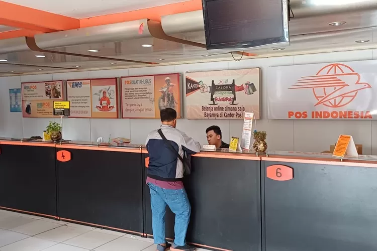 Penyaluran Bansos PKH di Kantor Pos KC Depok, Kecamatan Sukmajaya. (ANDIKA EKA/RADAR DEPOK)