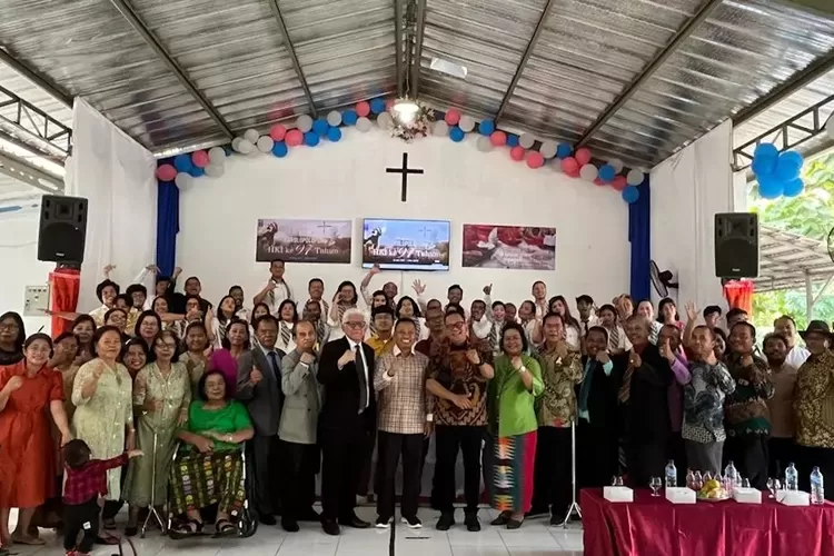 Sekda Kota Depok, Supian Suri (tengah baju cokelat) bersama seluruh jemaat Gereja HKI Juanda saat perayaan HUT ke-9 Gereja tersebut, di Jalan Perjuangan Kelurahan Cisalak, Kecamatan Sukmajaya.