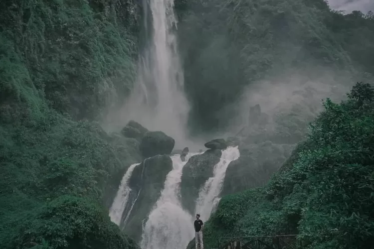 Keindahan airterjun Curug Citambur Cianjur (Instagram/@zenalarippp)