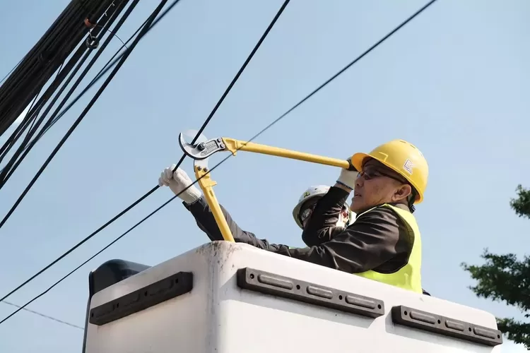 Walikota Depok Mohammad Idris, memimpin pengguntingan kabel udara secara simbolis di ruas Jalan Tole Iskandar, Kelurahan Sukamaju. (Pemkot Depok)