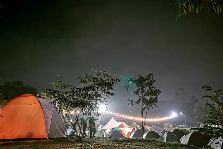 Suasana saat malam hari di Puncak Camp Hills Bogor (Instagram/@puncakcamphillsbogor)