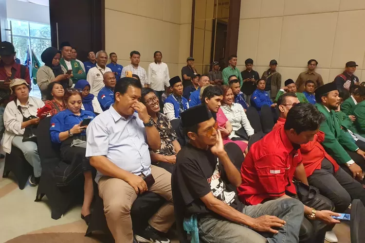 Ketua DPD PSI Kota Depok, Oparis Simanjuntak bersama kader saat menghadiri Deklarasi Koalisi Sama Sama (ARNETKELMANUTU/RADARDEPOK)