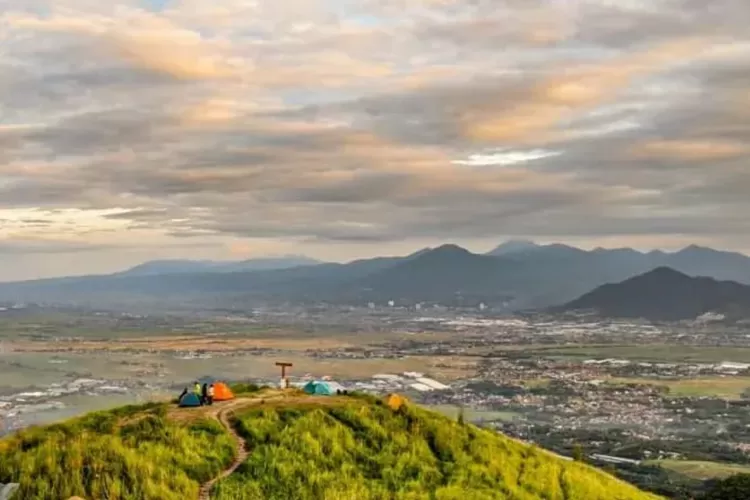 Pemandangan dari puncak Gunung Pangradinan Bandung yang mempesona (Instagram/@andi.zuliandi)