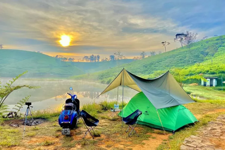 Suasana camping di Situ Datar Buana Bandung yang dijamin eksotis (Instagram/@debbiefitry)