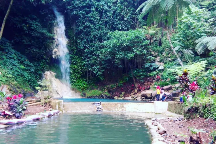 Air terjun dan kolam air di Curug Koleangkak Subang yang berwarna biru (Instagram/@curugkoleangkak)