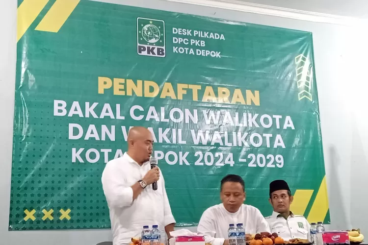 Ketua DPC PKB Kota Depok, M Faizin saat menerima formulir pendaftaran Supian Suri yang maju dalam Pilkada Kota Depok (ARNETKELMANUTU/RADARDEPOK)