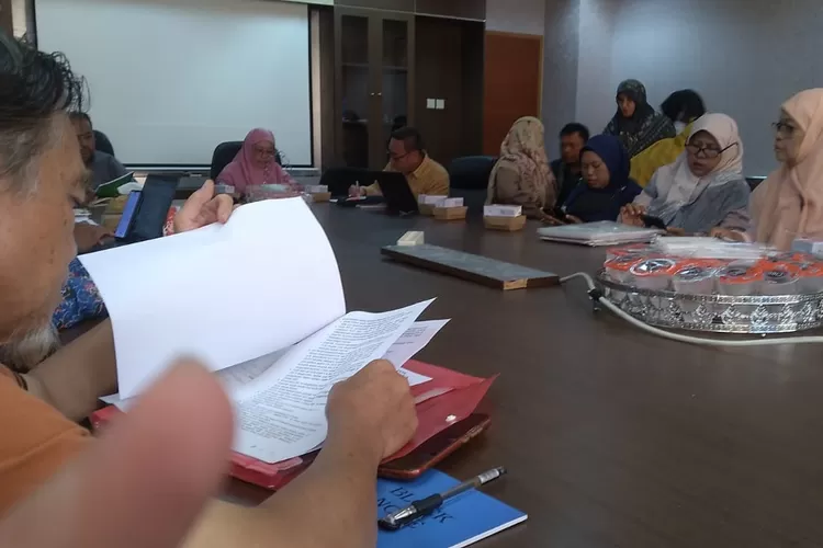 Suasana pengurus PAUD RW 10 saat dipanggil Ombusman dan Disdik, di kantor Walikota beberapa waktu lalu.  (AGNESYA WIANDA/RADAR DEPOK)