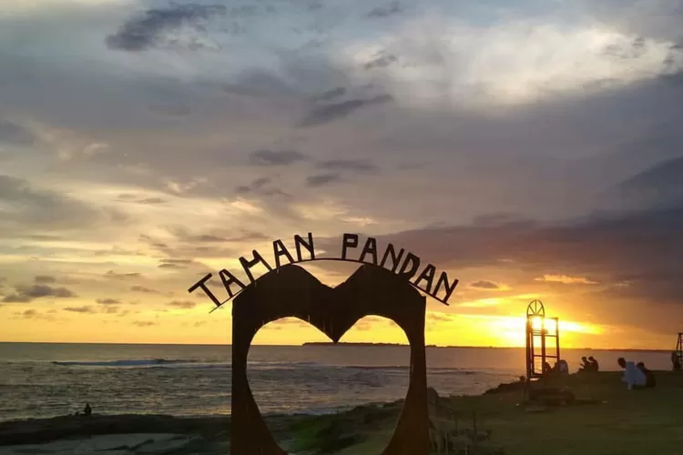 Keindahan sunset di Pantai Taman Pandan Sukabumi yang mempesona (Instagram/@sumitra_mimit)