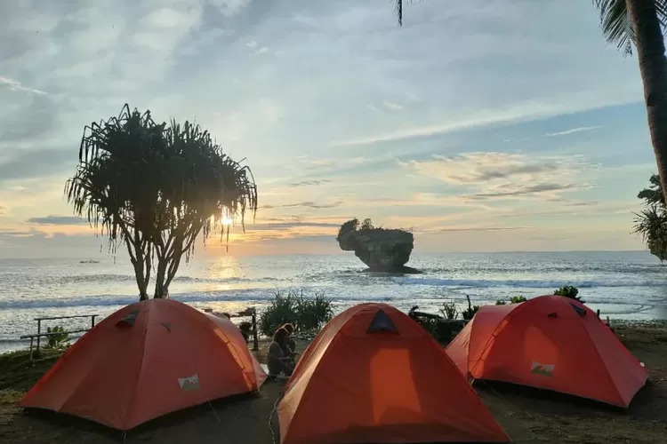 Spot camping di Pantai Madasari Pangandaran dengan view sunset yang memukau (Instagram/@pantaimadasaripangandaran)