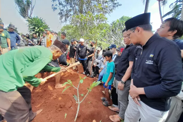 Pemakaman 5 pelajar Dan 1 guru SMK Lingga Kencana. (FOTO/Istimewa.)