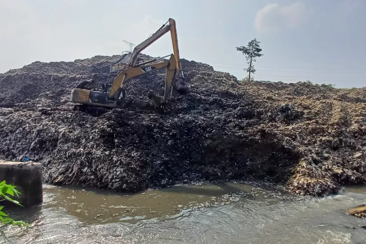 Dua alat berat sedang menata gunungan sampah di TPA Cipayung, Kota Depok (ANDIKA EKA/RADAR DEPOK)