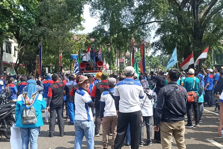 Aksi demo Forum Serikat Buruh Kota Depok di Balaikota Depok, pada Senen (13/5). (ISTIMEWA)