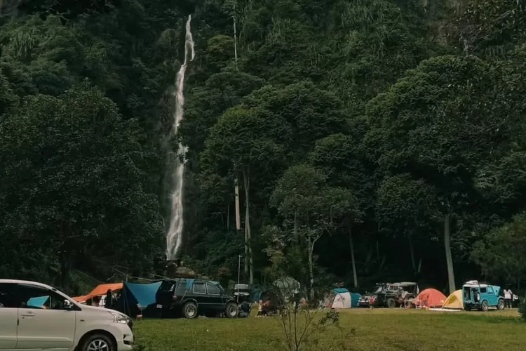 Panorama Curug Cibeureum Jonggol sebagai hidden gem Bogor (Instagram/@campromantiscibeureumjonggol)