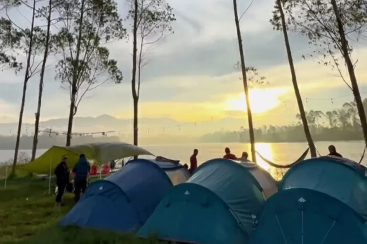 Sensasi tempat camping tengah danau di Nusa Manona Bandung (Instagram/@nusamanona)