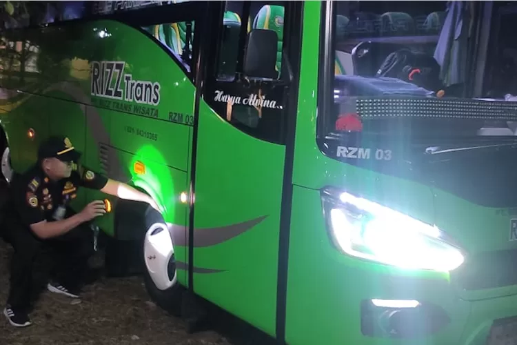 Dishub Depok jemput bola ke sekolah untuk melakukan pemeriksaan kendaraan study tour. (ANDIKA EKA/RADAR DEPOK)