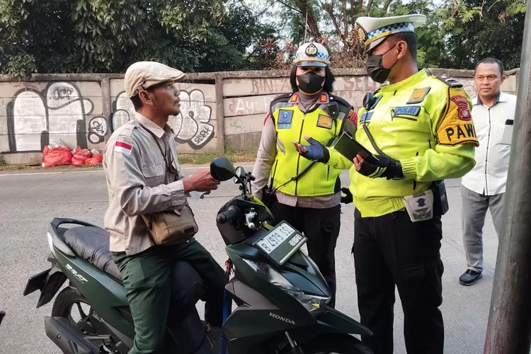 Polres Metro Depok dalam kegiatan penertiban terhadap pengendara motor yang melawan arus di Jalan&nbsp; Nurul Falah, Kelurahan Curug, Kecamatan Cimanggis, Kamis (16/5).  (DOKUMEN POLRES METRO DEPOK)