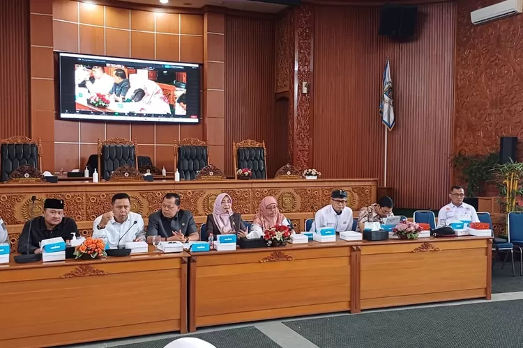 Komisi D DPRD Kota Depok memanggil puluhan kepala sekolah se Kota Depok, Dinas Pendidikan Kota Depok, Kantor Cabang Dinas (KCD) wilayah dua dan Dinas Perhubungan (Dishub) Kota Depok, Rabu (15/5). Mereka membahas terkait pelaksanaan study tour. (ANDIKA EKA/RADAR DEPOK)