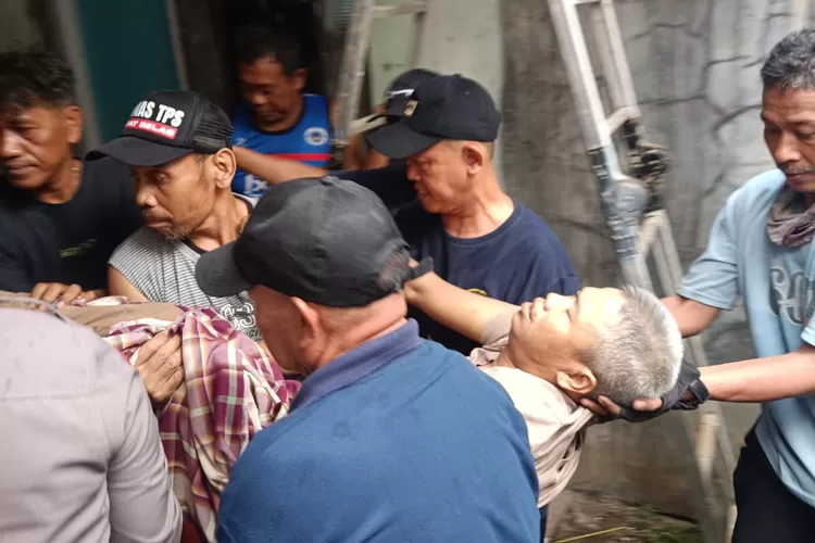 Suasana evakuasi korban tewas tersengat aliran listrik tegangan tinggi di Jalan Nayan, RT 6/1 Kelurahan Cisalak Pasar, Kecamatan Cimanggis, Jumat (17/5).  (DOKUMEN BHABINKAMTIBMAS CISALAK PASAR)