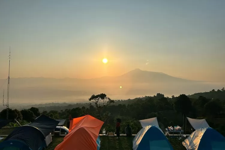 Sunrise dengan panorama kemegahan Gunung Pangrango di  Raya Campground (Instagram/@rayacampground)