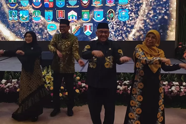 Walikota Depok, Mohammad Idris dan Wakil Walikota Depok, Imam Budi Hartono (belakang), saat menyambut dengan tarian, peserta Rapat Kerja Komisariat Wilayah (Rakerkomwil) III Asosiasi Pemerintah Kota Seluruh Indonesia (Apeksi), di Margo Hotel, Kamis (16/5).  (Andika Eka/Radar Depok)