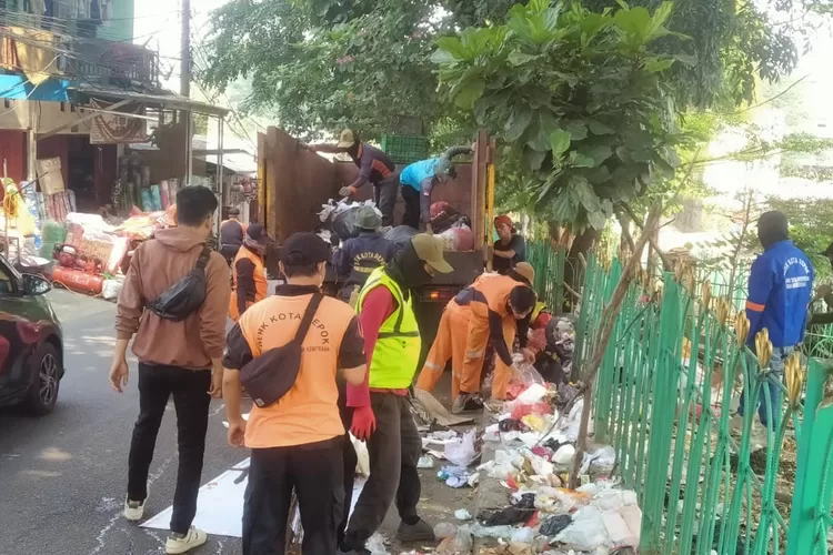 Kepala Bidang Kebersihan DLHK Depok, Ardan Kurniawan memimpin Opsih di Taman Sukmajaya hingga Proklamasi dan Jalan Baru. (RADAR DEPOK)