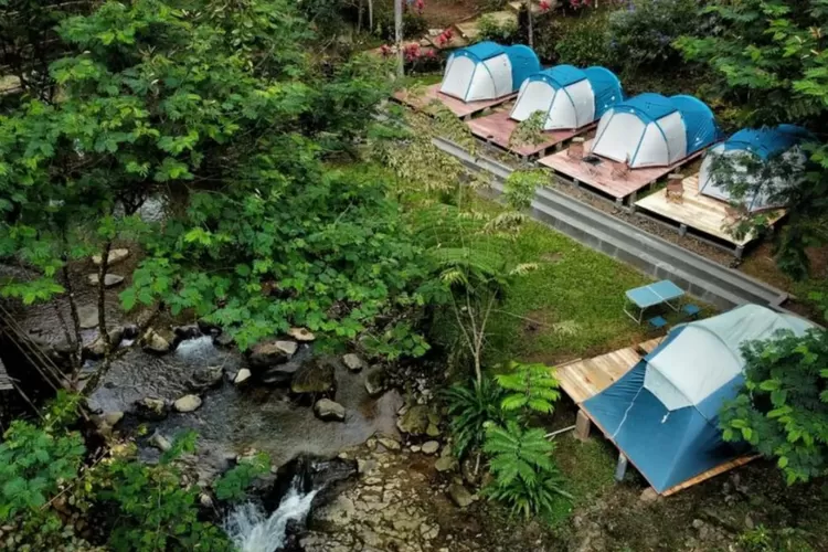Camping pinggiran sungai dengan view air terjun di Curug Ciangin (Instagram/@curugciangin_riversidecamp)