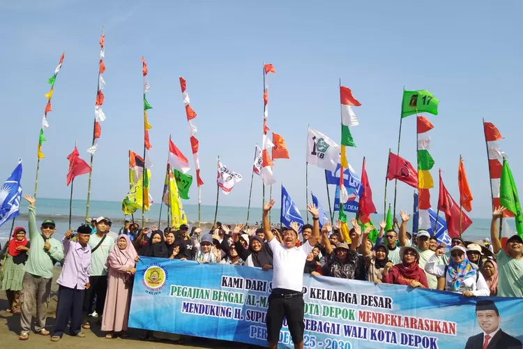 Relawan yang tergabung dalam Basis 214 saat mendeklarasikan dukungan kepada Supian Suri di Hotel Marbela, Pantai Carita Anyer, Banten, Minggu (19/5).  (DOKUMEN BASIS24)