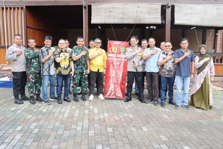 Kapolres Metro Depok, Kombes Arya Perdana dan lintas sektoral melakukan foto bersama usai Rembug Warga RW 11, Kelurahan Leuwinanggung, Kecamatan Tapos, Depok, beberapa waktu lalu.  (DOKUMEN POLRES METRO DEPOK)