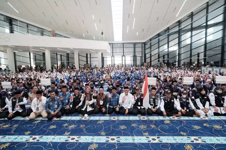 Wakil Walikota Depok Imam Budi Hartono (Di tengah sebelah batik hitam) foto bersama para calhac dan petugas haji asal Depok di Masjid Rahmatan Lil Alamin,&nbsp; Kampus UIII, Kelurahan Cisalak, Kecamatan Sukmajaya, Depok. (ANDIKA EKA/RADAR DEPOK)