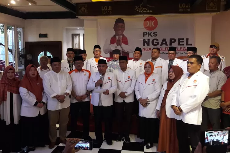 Ketua Dewan Pakar DPD PKS Kota Depok, Mohammad Idris, membacakan deklrasi untuk dukungan Imam Budi Hartono di Pilkada Depok 2024. (Junior/Radar Depok )