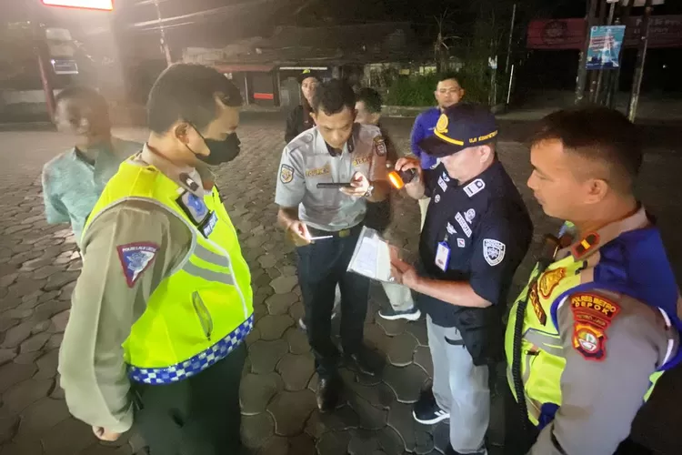 Anggota Satlantas Polres Metro Depok bersama Dishub Kota Depok melaksanakan kegiatan ramcheck pada bus yang ingin berangkat berpergian di salah satu sekolah di Kota Depok. (ANDIKA EKA/RADAR DEPOK)