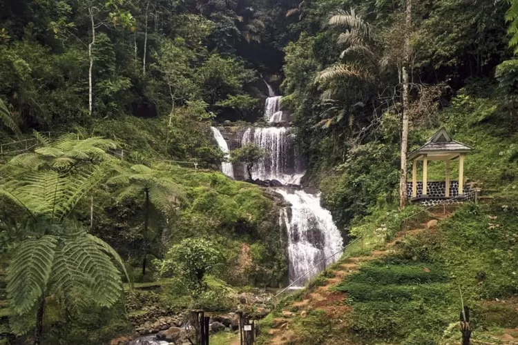 Curug Gorobog, air terjun di Sumedang yang memiliki tiga tingkatan (Instagram/@curug_gorobong)