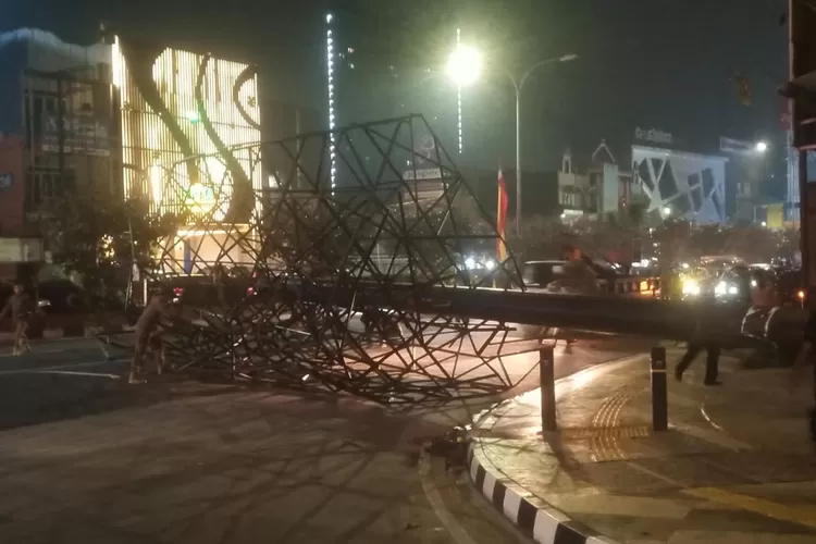 Proses pencopotan papan reklame tak berizin di Jalan Margonda Raya, Kelurahan Depok, Kecamatan Pancoranmas, Kamis (23/5) dini hari. (Satpol PP Kota Depok)