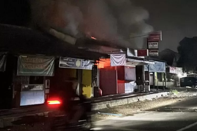 Penampakkan ruko yang terbakar di Jalan Raya Kalimulya RT2/5, Kelurahan Kalimulya, Cilodong, Kota Depok, Kamis (23/5). (DOKUMEN DAMKAR KOTA DEPOK)
