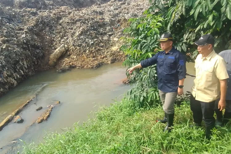 Sekda Kota Depok sekaligus Calon Walikota dukungan Koalisi SS, Supian Suri saat meninjau lokasi banjir di wilayah Bulak Barat, Kelurahan Cipayung, Kecamatan&nbsp; Cipayung, Kota Depok, beberapa waktu lalu. (GERARD SOEHARLY/RADAR DEPOK)