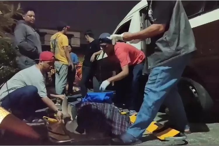 Penampakan situasi evakuasi pria tak dikenal yang meninggal dunia dalam angkota di Jalan Tole Iskandar, Sukmajaya, Depok, Jumat (24/5). ( ISTIMEWA)