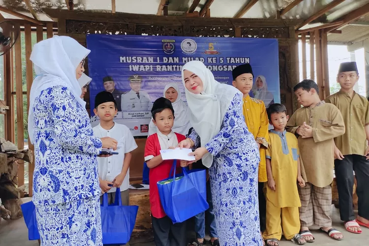 SIMBOLIS: Ketua Iwapi Ranting Kecamatan Bojongsari, Eis Rahmawati saat memberikan santunan yatim, Rabu (22/5). (ALDY RAMA/RADAR DEPOK)