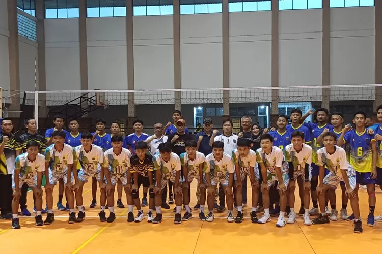 Wakil Walikota Depok, Imam Budi Hartono foto bersama Tim Voli Kota Depok, di GOR Kartika Kostrad, Kecamatan Cilodong, Depok, Kamis (24/5). (ANDIKA EKA/RADAR DEPOK)