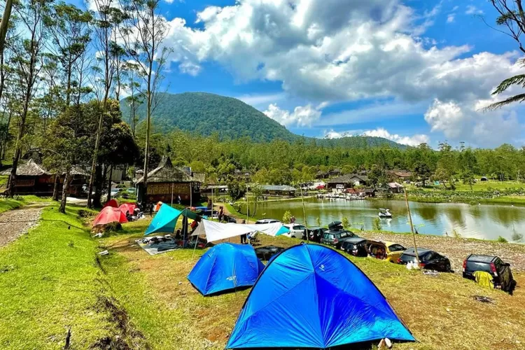 Tempat camping dengan view danau yang cantik di eMTe Highland Resort (Instagram/@emtehighlandofficial)